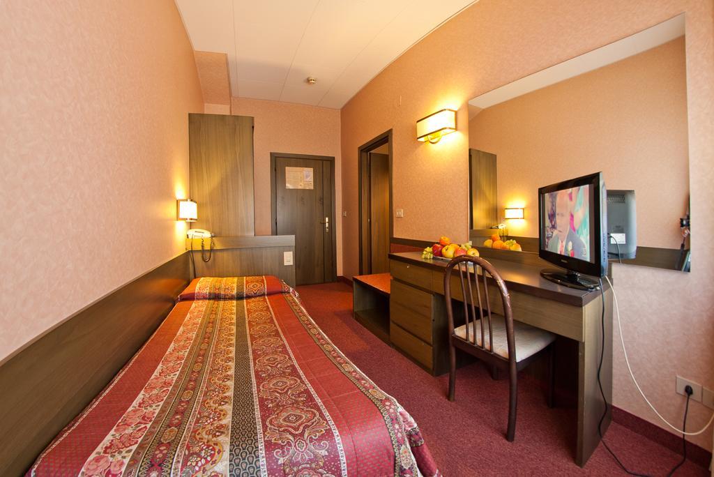 Hotel Cles Exterior photo