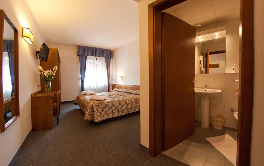 Hotel Cles Room photo